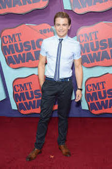 Hayes at 2014 CMT red carpet